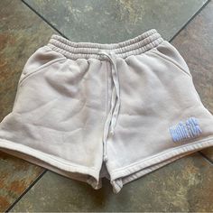 White Fox Shorts Great Condition! White Fox Shorts, Bur Basket, Dark Autumn, White Fox Boutique, Sweatpants Shorts, Shorts White, Sweat Shorts, Christmas 2024, White Fox