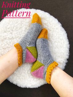 someone is knitting socks on top of a white rug with text overlay that says easy knitting pattern