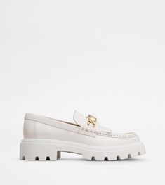 Women's preppy style loafers in smooth leather, with fringes and metal T Chain accessory. A refined contemporary passe-partout, with handmade stitching and lugged chunky outsole. Stile Preppy, Style Loafers, Tods Shoes, Estilo Preppy, Shoes Store, Style Preppy, Rubber Heels, Shoes Women, Preppy Style