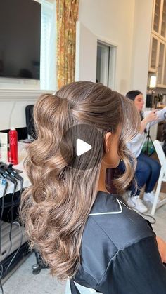 Bridesmaid Hairstyles With Strapless Dress, Hair Do Wedding Bridesmaid, Bridesmaid Hair Curtain Bangs, Maid Of Honor Hairstyle, Classic Bridesmaid Hair, Bridesmaid Hair Inspo Long Hair, Beach Wedding Bridesmaid Hair, Hollywood Waves Bridesmaid, Bridesmaid Hairstyles Round Face