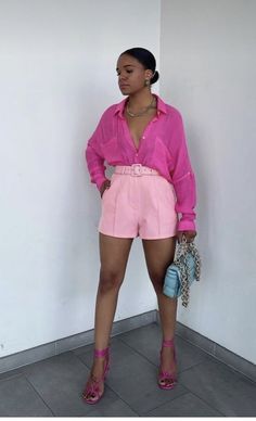 Pink Shorts Outfit, Summer Outfits Vacation, Pink Shorts Outfits, All Pink Outfit, Shorts Outfit Ideas, Hot Pink Shirt, Outfits Vacation, Look Rose, Heels Pink