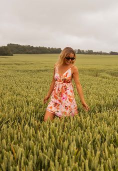 This stunning floral-patterned dress features tie straps, a wrap neckline, and an elastic back for a comfortable and flattering fit. With its flowy and lined design, it's the perfect choice for any occasion. Colors: floral - green Sizes: S/M/L S: Length 33.9 in - Width 14.2 in L: Length 35.4 in - Width 15.7 in 70% Viscose - 20% Cotton - 10% Silk Washing: Handwash Summer Beach Floral Dress With Tie Back, Breezy Floral Print Dress With Spaghetti Straps, Summer Floral Dress With Tie Back, Spring Floral Dress With Tie Back For Beach, Summer Floral Dress With Tie Back For Garden Party, Sleeveless Floral Beach Dress With Tie Back, Breezy Sundress With Floral Print And Spaghetti Straps, Breezy Sundress With Spaghetti Straps And Floral Print, Flowy Summer Floral Dress With Spaghetti Straps