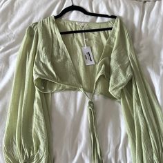 Size M Spring V-neck Crop Top For Brunch, Summer Long Sleeve Tops For Brunch, Long Sleeve Tops For Vacation In Spring, Long Sleeve Crop Top For Beach In Spring, Spring Cropped Tops For Day Out, Cropped Tops For Spring Day Out, Green Cropped Top For Brunch, Green Spring Crop Top For Brunch, Green Crop Top For Spring Brunch