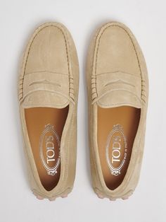 Esterno: 100% Calfskin Fodera/lining: 100% Calfskin Fodera sottopiede: 100% Calfskin Formal Spring Moccasins With Suede Lining, Elegant Moccasins With Suede Lining For Spring, Elegant Spring Moccasins With Suede Lining, Luxury Leather Moccasins For Spring, Luxury Spring Loafers With Stitched Sole, Luxury Suede Loafers For Spring, Luxury Calf Leather Moccasins With Suede Lining, Luxury Beige Suede Loafers, Luxury Beige Loafers For Work