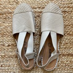 New Off White Neutral Espadrilles Cream Woven Slip On Summer Sandal Flats 9 9.5 Adorable Women’s Summer Espadrilles. Brand New, Never Worn. Purchased At Boutique In Mexico. Sized 9, Fits Closer To A Us 9.5. Sides Of Shoe Woven With Traditional Jute And Cotton String. Upper Materials Are Synthetic, With Soft Stretchy White ‘V’ Bands Where You Slip In Foot. Comfortable! Great Light, Easy Summer Shoe That Goes With A Lot. Tags: Cream , Off White , Neutral Shoe , Summer Shoe , Travel Shoe , Nautical Casual Cream Closed Toe Slingback Sandals, Vacation Slingback Sandals With Textured Sole And Round Toe, Beige Sandals With Textured Sole And Round Toe, Beige Synthetic Espadrilles With Woven Sole, Cream Sandals With Rubber Sole For Beach, Spring Open Toe Espadrilles With Textured Footbed, Beige Synthetic Espadrilles With Textured Sole, Spring Slingback Sandals With Textured Footbed And Flat Heel, Comfortable Slingback Sandals With Textured Sole For Spring