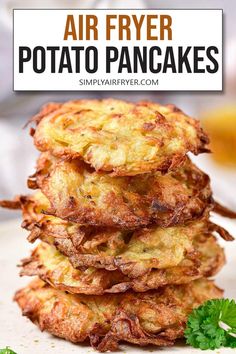 stack of cooked potato pancakes on plate with text overlay "air fryer potato pancakes". Gluten Free Potato Pancakes, Easy Potato Pancake Recipe, Homemade Potato Pancakes, Potato Pancakes Easy, Pancakes Homemade, Crispy Potato Pancakes, Fried Zucchini Recipes, Potato Pancakes Recipe, Air Fryer Potato