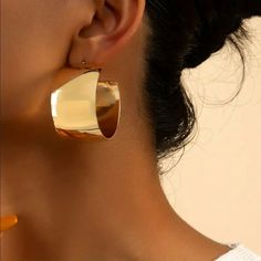 Brand New Women's Chunky Gold Semi Hoop Earrings Genuine 14k Gold Plated Sterling Silver 1.25" Tall 1" Wide Retail Price $350 Buy With Confidence From A Trusted Seller With A 99%+ Feedback Rating! A0174 (Id-763-) Big Chunky Gold Earrings, Ariana Boussard Reifel, Earring Luxury, Oversized Hoop Earrings, Character Board, Fashion Corner, Chunky Earrings, Earrings Round, Beautiful Life