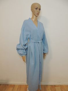 Pamper your skin and yourself with a beautiful muslin robe. This versatile and stylish robe is made from natural muslin cotton with the environment in mind. It is made from three layers of lightweight muslin fabric, making it soft, comfortable but still lightweight. Thanks to its texture, our bathrobe is breathable and does not irritate the skin at all. An essential piece in your summer clothing whether at home, outside or on the beach, you will feel comfortable at all times. Material: Muslin Co Spring Daywear Wrap Robe, Wrap Robe For Relaxation In Spring, Cotton Robe With Tie Waist, Spring Wrap Robe For Sleep, Spring Wrap Robe For Relaxation, Spring Wrap Sleep Robe, Long Sleeve Cotton Robe With Tie Waist, Cotton V-neck Kimono For Loungewear, Daywear Long Sleeve Kimono With Tie Waist