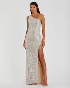 Confectionnée dans un luxueux tissu à paillettes, cette superbe robe présente un décolleté asymétrique chic et une fente sur la cuisse. Le drapé élégant dans le dos ajoute une touche de glamour, ce qui en fait le choix parfait pour toute occasion spéciale.



 Ieena pour Mac Duggal

 Superposition de maille à paillettes ; doublure 100 % polyester

 Entièrement doublé

 Décolleté une épaule




 Sans manches




 Fente sur le devant jusqu'à la cuisse

 Dos ouvert drapé




 Fermeture éclair laté Destination Wedding Guest Dress, Fall Formal Dresses, Week Outfits, Summer Bridesmaid Dresses, Wedding Week, Fall Wedding Guest Dress, Western Chic, Evening Dresses Cocktail, Stunning Gowns