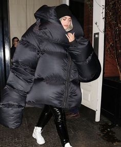 Big Puffer Jacket Outfit, Bubble Jacket Outfit, Puffer Jacket Outfit Women, Puffer Coat Outfit, Kylie Jenner Fotos, Puffy Winter Coat, Puffer Outfit, Oversized Puffer Coat