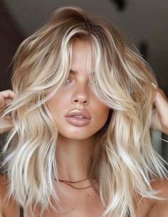 Lob Blonde Highlights, Caramel Hair With Blonde Money Piece, Medium Blonde With Money Piece, Beach Wave Medium Length Hair, Fall Blonde Balayage Short Hair, Natural Dimensional Blonde, Blond Foilayage, Trendy Womens Haircuts 2024, Highlights Front Face Framing