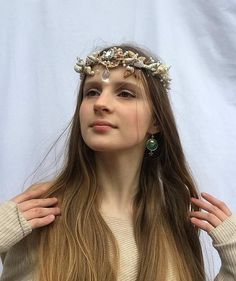 This White, Gold, Ivory Sea Shells Headpiece, beach Wedding Beaded Crown,Beige Shells Mermaid Crown is unique and totally handmade. Shells Headpiece, Shells Accessories, Shell Headpiece, Mermaid Costume Women, Greek Crown, Gold Fascinator, Fairy Headpiece, Shell Crowns, Medusa Costume