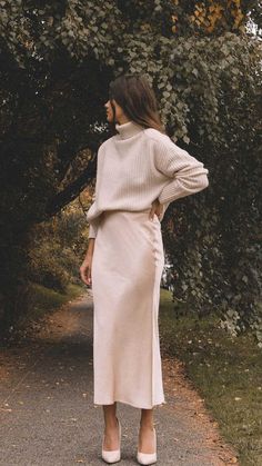 Click to shop outfit + more photos! Sarah Butler of @sarahchristine instagram.com/sarahchristine/ Sarah Butler, Minimal Stil, Minimalist Moda, Winter Mode Outfits, Rok Outfit, 2024 Aesthetic, Pakaian Feminin, Bias Cut Skirt, Rock Outfit