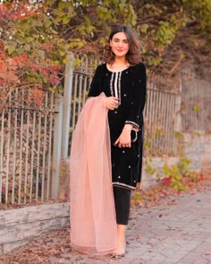 Suit Design Simple, Palazzo Suit Design, Simple Suit, Manchurian Recipe, Pakistani Women Dresses, Mubarak Images, Velvet Dress Designs, Designer Party Dresses