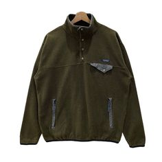 PLEASE ASK ANY QUESTION BEFORE BUYING  THIS IS USED CLOTHING PLEASE DON'T EXPECTED IT TO BE LIKE NEW OR IN PRISTINE  CONDITIONS!! Vintage PenField Outdoor Sports Spirit Army Green Colour M Size Sweater Sweatshirt Tag penfield  Material polyester  Size on tag M Measures About (Approximately)  -Armpit to Ampit : 24 inch -Length (back collar down) : 27 inch -Shoulders : 21 inch -Sleeve Length : 25 inch Condition : used good condition  9/10 **No Tears, No Stains And No Holes** PLEASE READ THE DESCRI Green Colour, Used Clothing, Pullover Sweatshirt, Army Green, Outdoor Sports, Sweat Shirt, Favorite Outfit, Gender Neutral, Bathing Beauties