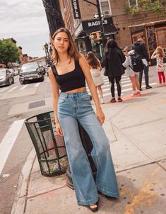 Benny Wide Leg Jeans Flared Jeans Outfit Summer, Outfits With Wide Leg Jeans, Flare Outfits, Flair Jeans Outfit, Flare Jean Outfit, Wide Leg Outfit, Trends 2025, Flare Jeans Outfit, Wide Leg Jeans Outfit