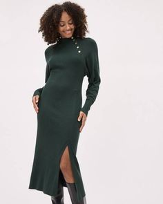 Cette robe midi conçue dans un confortable tricot côtelé est une superbe addition à faire à votre garde-robe cette saison. Avec un col montant et des détails tels que des boutons à l'encolure et une fente latérale à l'ourlet, cette robe tout en simplicité saura rehausser votre style. Coupe - Coupe ajustée : Coupe près du corps épousant la silhouette - Manches longues raglan - Longueur du corps à l'avant de 46,5" (taille M) Caractéristiques - Tricot côtelé extensible - Col montant - Boutons à la Wear To Work Dress, Casual Day Dresses, Ribbed Midi Dress, Maxi Robes, Maternity Shops, Mock Neckline, Coats Jackets Women, Midi Maxi Dress, Wearing Dress