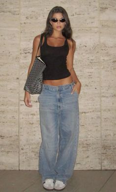 Long Jeans Summer Outfit, Lower Waist Jeans Outfit, Low Rise Jean Aesthetic, Blue Jean Outfits Summer, Simple Black Top Outfit, Black Top Denim Jeans Outfit, Black Outfit Inspo Casual, Crop Top Black Outfit, Statement Jeans Outfit