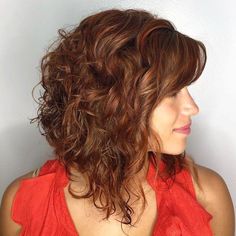 Carré plongeant bouclé - la coupe à adopter ! Curly Inverted Bob Hairstyles, Long Inverted Bob, Curly Inverted Bob, Long Curly Bob, Inverted Long Bob, Inverted Bob Haircuts, Tan Skin Blonde Hair, Inverted Bob Hairstyles, Medium Curly Hair Styles