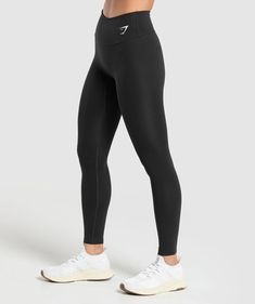 IN YOUR LOCKER High waist and a flattering length, what more could you want from a staple legging? The Training Leggings have style and comfort in the bag. Available in versatile colours making them the perfect pairing to any sports bra, crop top or t-shirt. - High rise fit- Single tone- Logo to hip- Logo on back of waistband- 78% Polyester, 22% Elastane- Model is 5'8" and wears a size XS- SKU: B2A8F-BBBB Gym Shark Black Leggings, Black Legging Outfits, Black Gym Leggings, Gym Items, Dance Fits, Gym Shark Leggings, Xmas 2022, Bday Wishlist, Bra Crop Top