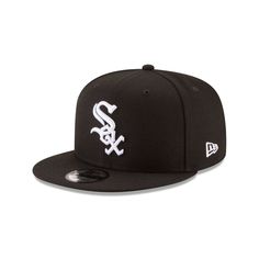 The Chicago White Sox Basic 9FIFTY Snapback features traditional White Sox color blocking with an embroidered White Sox logo at the front panels and an adjustable snapback closure at the rear. Swag Hats, New Era Logo, New Era Hats, Black Crown, New Era Cap, Black Cap, Fitted Caps, White Sock, Chicago White Sox