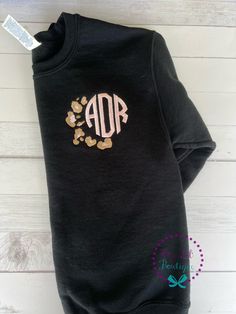 Monogram Sweatshirt Ideas Vinyl, Cotton Monogram Print Top For Fall, Black Monogram Print Tops For Fall, Fall Crew Neck Sweatshirt With Monogram Print, Personalized Black Crew Neck Sweatshirt, Monogram Sweatshirt Ideas, Sweatshirt Ideas, Embroidered Items, Machine Applique Designs