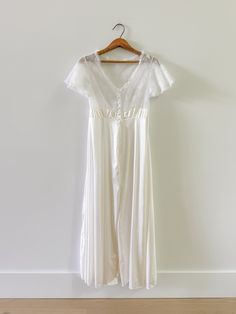 Vintage Val Mode Night Dress - Silk & Lace - Size Small Vintage White Night Dress, White V-neck Night Dress, White Fitted Sleepwear, Fitted White Sleepwear, Fitted White Sleep Gown, Fitted White Gown For Sleep, White Short Sleeve Dress For Night, Fitted Lace Trim Sleep Gown, Fitted Sleep Gown With Lace Trim