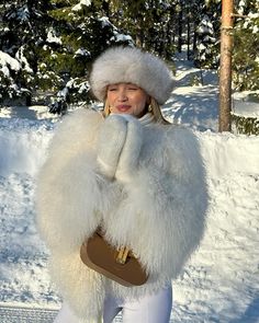 White Fur Jacket Outfit, Fluffy Coat Outfit, Europe Winter Fashion, Fur Jacket Outfit, Fur Goods