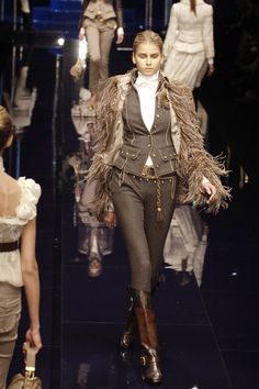 237 photos of Dolce & Gabbana at Milan Fashion Week Fall 2006. 2006 Runway, Military Looks, Velvet Fashion, Military Inspired, Runway Show, Costume Outfits, Milan Fashion