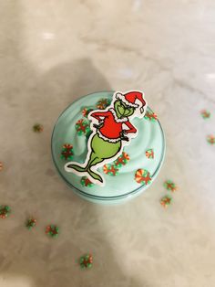 the grinch cookie tin is decorated with sprinkles