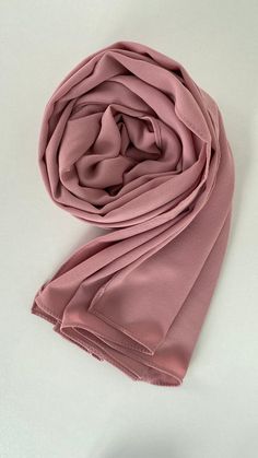 Hijab opaque, hijab pas transparent, hijab rose pâle, not see trough chiffon hijab. Crepe Hijab, Long Hijab, Hijab Summer, Chiffon Hijab, Powder Pink, Everyday Wear, Chiffon, Couture