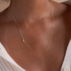 S I D E W A Y S L E T T E R N E C K L A C E Faites une déclaration subtile mais personnalisée avec notre collier à lettres sur le côté, un accessoire à la mode qui ajoute une touche de charme à n'importe quel look. Conçu avec soin et attention aux détails, c'est le moyen idéal pour mettre en valeur vos initiales ou une lettre spéciale qui vous tient à coeur ♡ * Matériau : argent sterling massif 925 de haute qualité * Dimension : ~7 mm de hauteur des lettres * Finition : argent sterling or 18 car Dainty Jewelry Necklace Letter D, Minimalist Initial Pendant Necklace For Birthday, Minimalist Initial Necklace For Birthday, Rose Gold Initial Necklace, Initial Tag Necklace, Fingerprint Necklace, Sideways Initial Necklace, Dainty Initial Necklace, Diamond Huggies