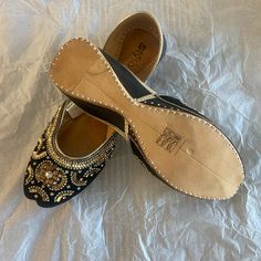 Indian/ Pakistani Traditional Shoes Pakistani Shoes, Academia Shoes, Traditional Shoes, Pakistani Traditional, Romantic Academia, Shoes Color, Flat Shoes Women, Loafer Flats, Desi