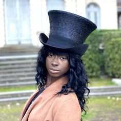 Mad hatter Top hat. Amazing Top Hat Top inspired by the Mad hatter from Tim Burton's movie Alice in Wonderland. Made with 8/9 millimeters natural black straw braid and embellished with a 50 millimeters wide black grosgrain ribbon. Measurements in centimeters are 35 x 28. Crown height 15. Brim length 7. These measurements may have some slight variation depending on the size of the hat. For its elaboration we only use very good quality and resistant straw braids. In our workshop in the Pyrenees we Black Top Hat For Kentucky Derby With Short Brim, Black Straw Hat With Curved Brim, Black Short Brim Top Hat For Kentucky Derby, Fitted Black Straw Hat With Wide Brim, Fitted Black Fedora Straw Hat, Fitted Black Brimmed Straw Hat, Black Straw Hat For Kentucky Derby, Black Fedora Straw Hat For Kentucky Derby, Adjustable Black High Crown Boater Hat