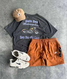 Summer Shirts Men Outfit, Back To School Outfits Men Summer, Graphic Tee Mens Outfit, Guys Clothing Styles Summer, Chill Fits For School, Vintage Outfits Men Summer, Masc Summer Outfits, Vintage Outfits Men Casual, Guys Summer Outfits