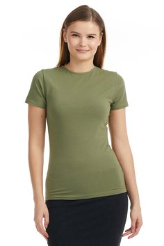 green short sleeve top to wear with jeans Modest Layering, Layering Shirts, Layering T Shirts, Olive Green Shorts, Layered Shirts, Loose Tees, Women Best, Top For Women, Good Stretches