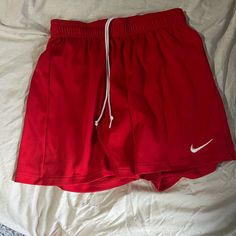 Short Style Basketball Shorts Nike Size Small Never Worn! Style Basketball Shorts, Nike Shorts Women, Nike Basketball Shorts, Shorts Nike, Nike Red, Nike Basketball, Shorts Women, Basketball Shorts, Shorts Athletic