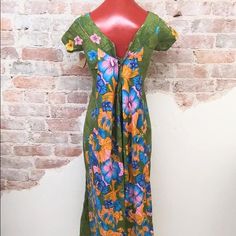 Gorgeous 1950's Hawaiian Tropical Print Dress. Doesn't Have A Tag, But Does Resemble Alfred Shaheen Style. In Like-New Condition With Gorgeous Back Detailing. Size Small Measurements: Bust-30 Inches Waist-26 Inches Hip-38 Inches -All Sales Final- Retro V-neck Lined Maxi Dress, Vintage Short Sleeve Midi Dress For Vacation, Vintage Multicolor V-neck Dress, Vintage Maxi Dress For Vacation, Vintage V-neck Vacation Dresses, Vintage Fitted Maxi Dress For Beach, Vintage Knee-length Midi Dress For Vacation, Vintage V-neck Dresses For Vacation, Vintage Fitted Midi Dress For Vacation