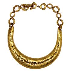 YVES SAINT LAURENT vintage hammered gold tone rigid choker necklace. Heart toggle closure. Adjustable length. Embossed YSL Made in France. Cursive signature YVES SAINT LAURENT embossed on the heart toggles. Indicative measurements : chain adjustable length from approx. 30 cm (11.81 inches) to approx. 35 cm (13.78 inches) / max. width of the crescent approx. 2.5 cm (0.98 inch). Material : Gold tone metal hardware. NOTES - This is a preloved vintage item, therefore it might have imperfections. - C Luxury Vintage Metal Chain Necklace, Cursive Signature, Singer Dr, Dior Boutique, Saint Laurent Vintage, Collage Elements, Vintage Choker Necklace, Fashion Collage, Necklace Heart