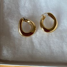 14k Gold Hoop Pierced Earrings. Preowned With Normal Wear. In Great Condition. Stamped 14k Smoke Free And Pet Free Home Modern 14k Gold Tarnish Resistant Hoop Earrings, Gold Hoop Earrings With Shiny Finish, Fine Jewelry, Gold Hoop Earrings With Shiny Finish, Gold Huggie Earrings Stamped 14k, Gold 14k Stamped Huggie Earrings, Classic Stamped 14k Hoop Earrings, Gold Teardrop Hoop Earrings Fine Jewelry, Yellow Gold Shiny Finish Hoop Earrings, Gold Teardrop Hoop Earrings For Everyday Luxury