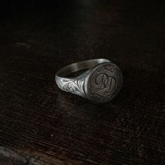 Dieser Vintage Siegelring wurde mit Zeit und Sorgfalt aus Sterlingsilber gefertigt und oxidiert, um ihm Charakter zu verleihen. Jeder Ring wird dann einzeln getragen und gehämmert, um ihm eine robuste Ästhetik und ein Vintage-Feeling zu verleihen. Handgefertigt/Handmade aus Sterlingsilber mit einem cleanen Vintage-Feeling. Das perfekte Geschenk! Ein Geschenk für deinen Freund oder Freundin oder dich selbst :) Dieses für Stil mit seinem gut getragenen Design geätzte Design - weder weiblich noch m Signet Ring Engraving, Rugged Aesthetic, Engagement Ring For Him, Promise Rings For Him, Mushroom Ring, Signet Rings Women, Mushroom Jewelry, Signet Ring Men, Engraved Initials