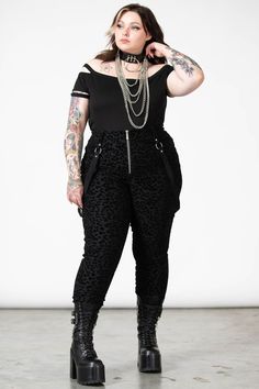 HELLCAT.- Soft, stretch fabric.- Statement flocked leopard print.- High waisted.- Front zip closure.- Belt loops.- Metal hardwear.- Back pockets.- Fitted.Model is 5ft 4 and wears a size 3XL.with KILLSTAR branding, 68% Viscose 29% Polyamide 3% Elastane. Plus Size Nyc Fashion, Alt Fall Outfits Plus Size, Plus Alt Fashion, Curvy Rocker Style, Punk Fashion Plus Size, Plus Size 2000s Fashion, Clothing Styles Plus Size, Trans Women Fashion, Plus Size Corporate Goth