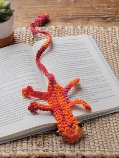 crochet lizard animal Cute Crochet Bookmarks, Reptile Crochet, Crochet Book Marks, Scrap Yarn Crochet Projects, Crochet Chameleon, Scrap Yarn Projects, Bookmarks Crochet, Etsy Patterns, Book Crochet