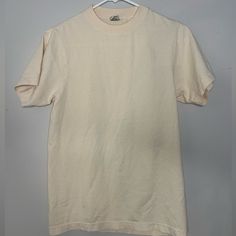 Size Xs. Vintage Cream Short Sleeve T-shirt, Retro Cream Short Sleeve T-shirt, Fitted Cream T-shirt With Crew Neck, Casual Cream Short Sleeve T-shirt, Cream Vintage T-shirt With Relaxed Fit, Casual Cream Pre-shrunk Tops, Vintage Short Sleeve Cream T-shirt, Vintage Cream Crew Neck T-shirt, Vintage Cream Short-sleeved T-shirt