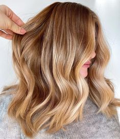 Trendy Medium-Length Caramel Honey Blonde Hair Cream Soda Blonde Hair, Golden Blonde Hair Medium Length, Ginger And Honey Blonde Hair, Golden Balayage Blonde, Strawberry Blonde Hair Ombre, Maddy Hairstyles, Golden Honey Blonde Hair Caramel, Warm Golden Blonde Balayage, Warm Strawberry Blonde Hair