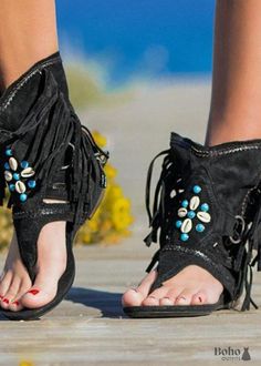 This is our new pair of heeled shoes made in boho-dress.com, the Boho fringed ethnic sandals. It's an open pair of fringed sandals. These fringe sandals feature a soft suede upper, offering a luxurious texture that complements the intricate tassel and bead details. The high ankle design with an adjustable strap provides both support and a chic look. The versatile design of these sandals makes them easy to pair with a variety of outfits, from flowing maxi dresses to casual shorts and skirts. DETAILS OF BOHO SANDALS Reinforced sole : Ideal foot support and comfort Materials : Polyurethane (Faux leather) and rubber Size available from EU 35 to EU 43 No form of discomfort on your skin High-quality finishes : For a greater durability FREE STANDARD DELIVERY Cleaning, preferably with a soft cloth Boho Flats Shoes, Rome Fashion, Tassel Sandals, Ankle Sandals, Roman Sandals, Boho Sandals, Gladiator Heels, Sneakers Looks, Boots Casual