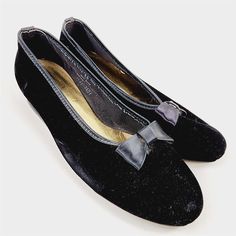 Shoes are in good preowned condition, they have  some light wear. Please see pictures for details. Old Hollywood Bedroom, Hollywood Bedroom, House Slippers Womens, Vintage Slippers, Slippers Womens, Women's Slip Ons, Bedroom Slippers, Velvet Slippers, Battle Ground