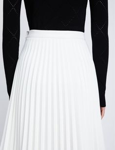 Off-white faux leather faux-leather pleated skirt from Proenza Schouler White Label featuring fully pleated, high-waisted, side zip fastening and mid-length. Chic Formal Mini Skirt With Accordion Pleats, Fitted Leather Pleated Skirt, Formal Leather Flared Skirt, Formal Flared Leather Skirt, Luxury Pleated Skirt For Spring, Leather Relaxed Fit Lined Skirt, Leather Pleated Skirt For Party, Elegant Leather Mini Skirt For Formal Occasions, Elegant Accordion Pleated Mini Skirt