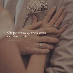 a man and woman holding each other with the caption that reads, one por ele are que voce estspia ornado com el