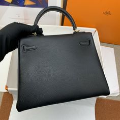 Description Hermes Kelly 25 Retourne Togo Black Bag For Women, Women’s Handbags, Shoulder Bags 10in/25cm Rep 1:1 Herms bags are... Hermes Kelly 25 Retourne, Hermes Kelly 25, Kelly 25, Stylish Handbags, Hermes Bags, Evening Clutch Bag, Black Bag, Bag For Women, Green Bag